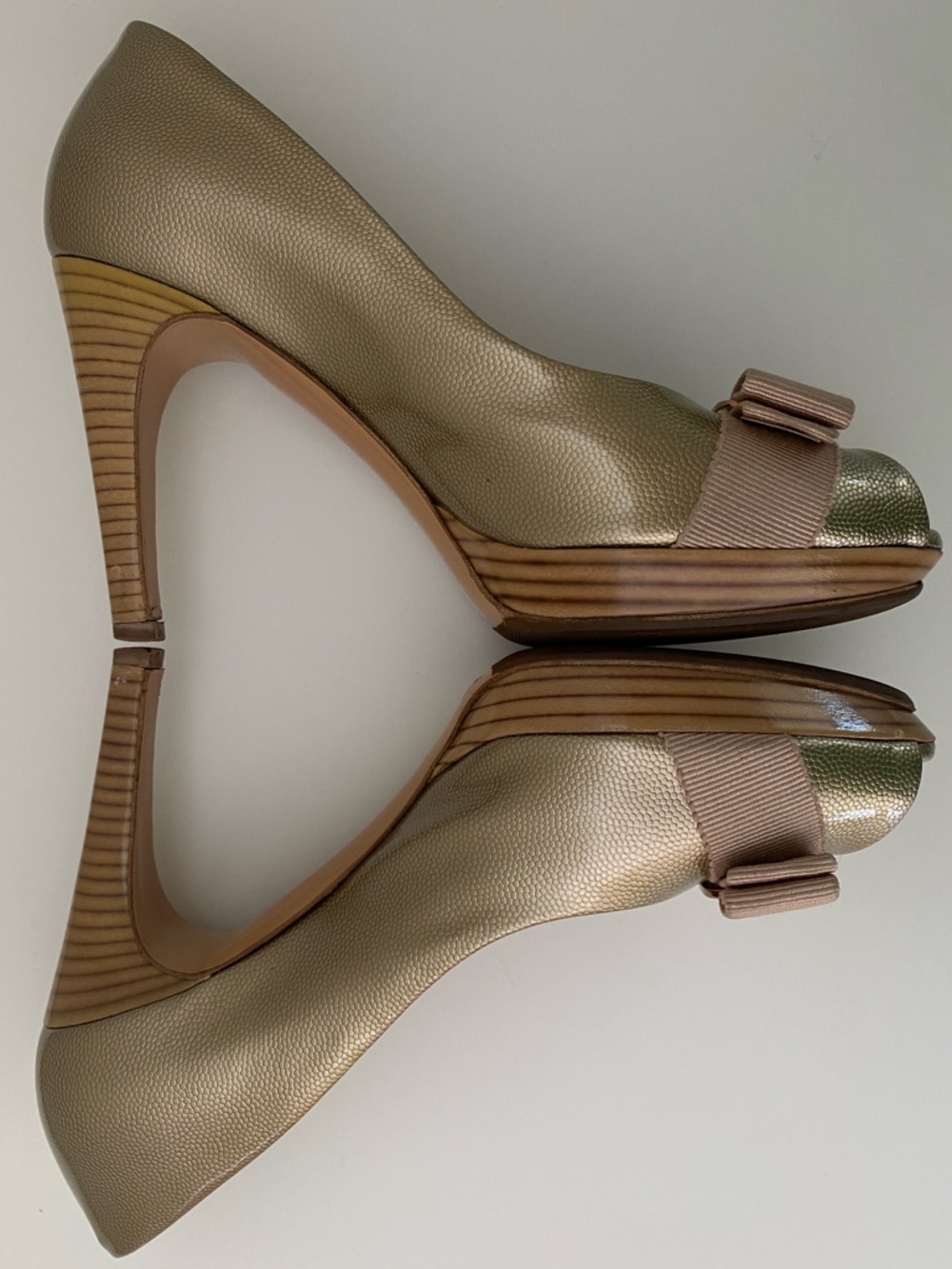 🇮🇹 Salvatore Ferragamo|Gold Leather Vara Bow Peep Toe Pumps - Picture 9 of 16